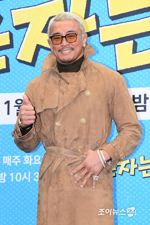 방송인 추성훈이 12일 오후 서울 마포구 스탠포드호텔에서 열린 JTBC 새 예능 프로그램 '혼자는 못 해' 제작발표회에 참석하고 있다. [사진=정소희 기자]