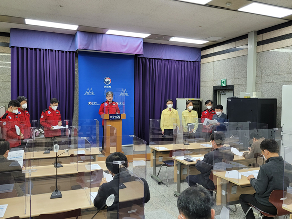 임상섭 산림보호국장이 '경북 및 강원 대형산불 시사점 분석 및 개선대책'을 발표하고 있다. [사진=산림청 ]