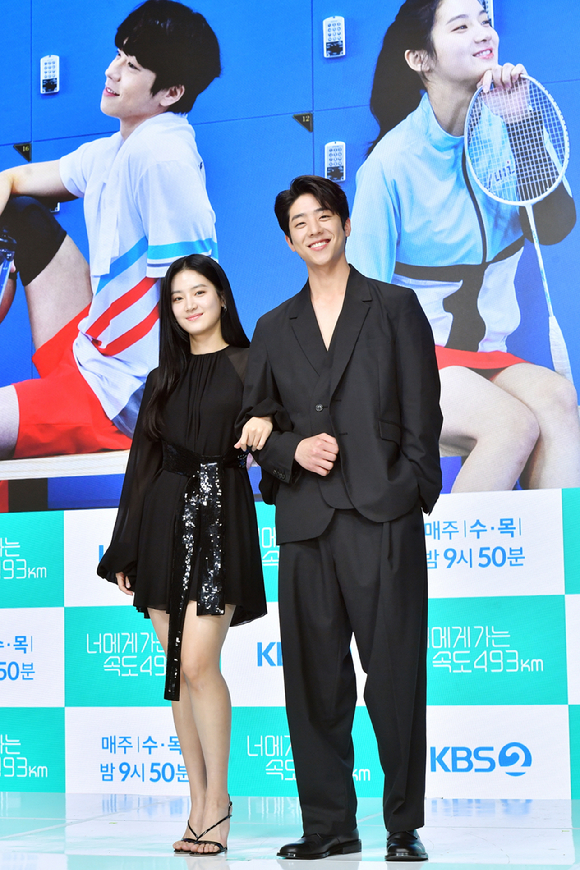 배우 박주현, 채종협이 20일 온라인으로 진행된 KBS 2TV 새 수목드라마 '너에게 가는 속도 493km' 제작발표회에 참석해 포즈를 취하고 있다. [사진=KBS]