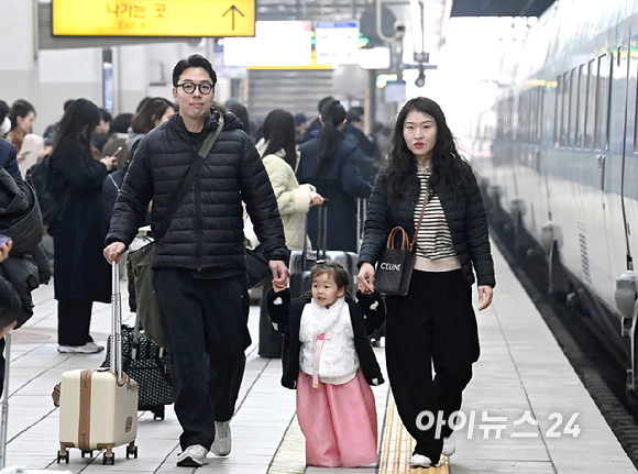 설 연휴를 앞둔 13일 오전 서울 용산역을 찾은 한 가족이 고향으로 향하는 기차를 탑승하기 위해 이동하고 있다. [사진=곽영래 기자]