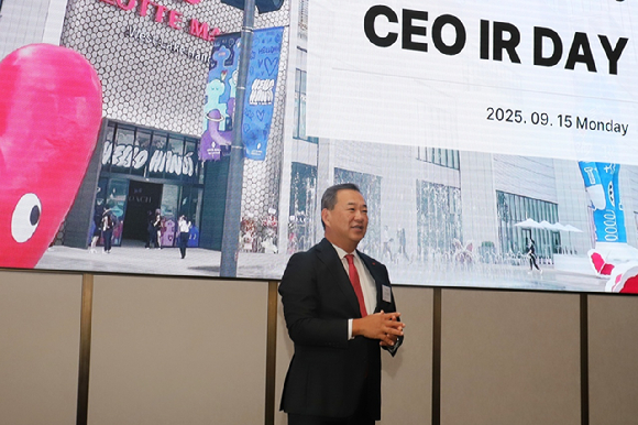 15일 서울 잠실 시그니엘 서울에서 열린 롯데쇼핑 'CEO IR DAY'에서 김상현 롯데쇼핑 대표이사 부회장이 롯데쇼핑 전략을 발표하고 있다. 롯데쇼핑은 이번 CEO IR DAY에서 본원적 경쟁력 강화와 글로벌 사업 확장, 리테일 테크 중심의 신사업 발굴·육성 전략을 강조했다. [사진=롯데쇼핑]