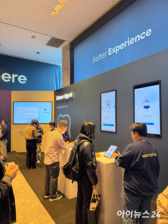 윤현준 잡코리아 대표가 새로운 사명 '웍스피어(Worxphere)'를 공개하고 있다. [사진=황세웅 기자]