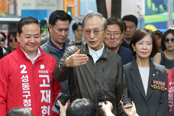 이명박 전 대통령이 1일 서울 성동구 서울숲을 방문해 취재진 앞에서 발언하고 있다. [사진=연합뉴스]