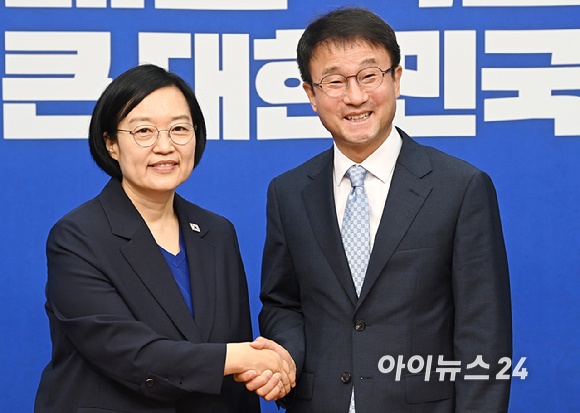 한성숙 국무총리가 10일 서울 여의도 국회에서 취임 인사차 한병도 더불어민주당 당대표 직무대행 겸 원내대표를 만나 기념촬영을 하고 있다. [사진=곽영래 기자]