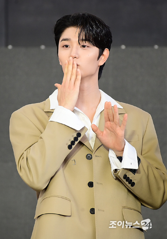 배우 김재원이 8일 부산 해운대구 영화의전당에서 열린 제31회 부산국제영화제 '최종면접' 야외 무대인사를 갖고 있다. [사진=정소희 기자]