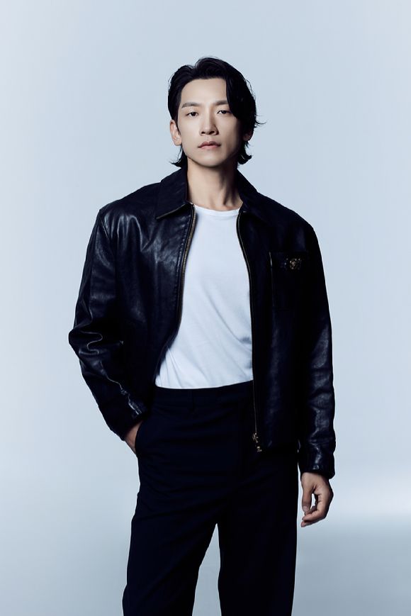 '화인가 스캔들' 정지훈이 인터뷰에 앞서 사진촬영을 하고 있다. [사진=디즈니+]