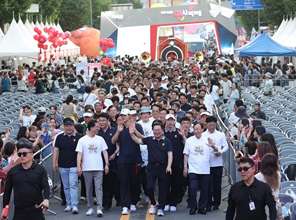 이장우 대전시장과 파리올림픽 펜싱 금메달리스트 오상욱·박상원 선수 등이 '0시 축제' 개막식에서 시민들에게 손을 흔들며 인사하고 있다.[사진=대전시]