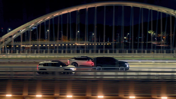 (왼쪽부터) EV3, EV4, EV5가 도심을 주행하는 장면. [사진=기아]