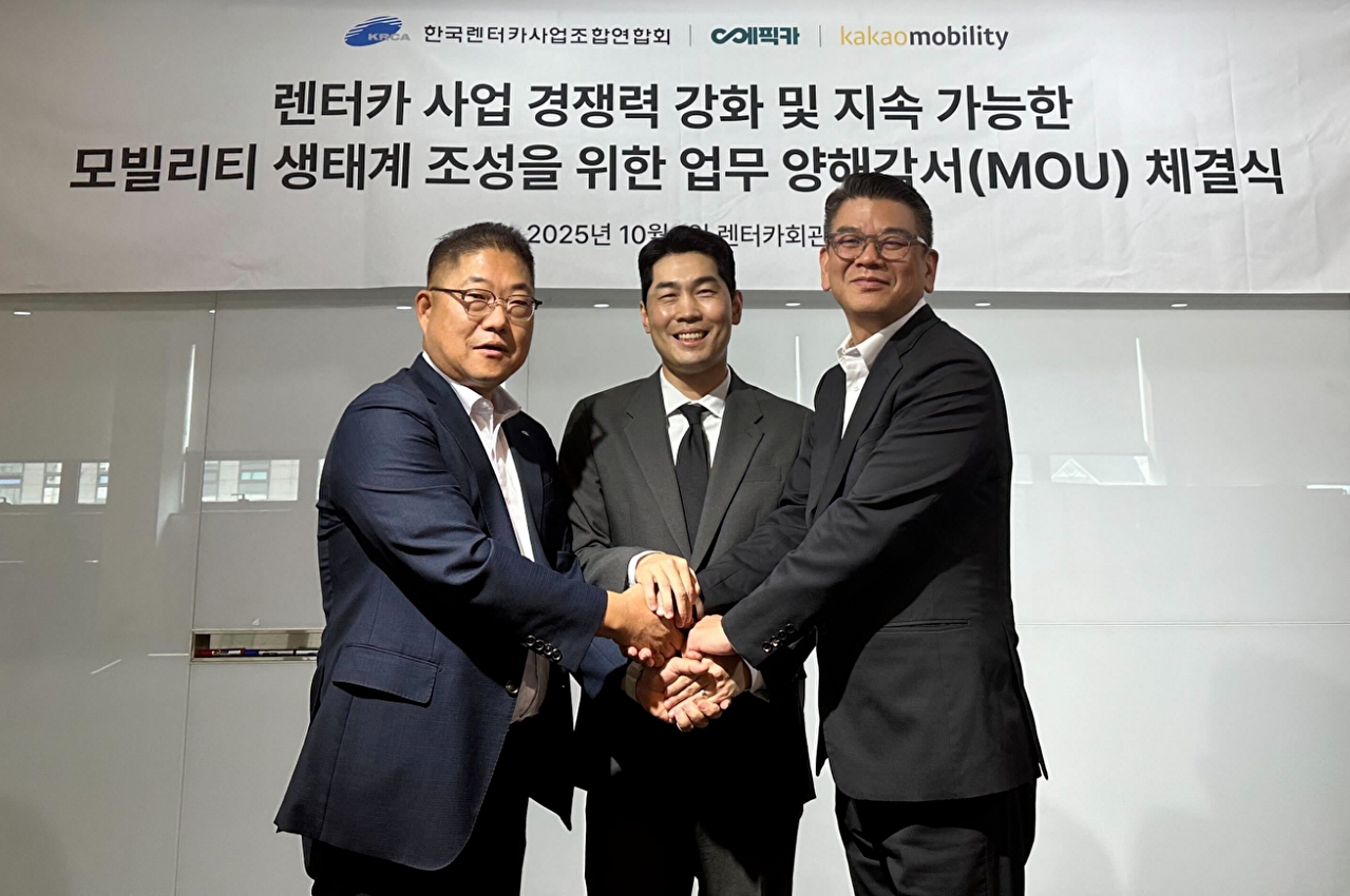 왼쪽부터 최윤철 한국렌터카사업조합연합회장, 박상균 에픽카 대표, 안규진 카카오모빌리티 사업부문 부사장이 렌터카 사업 경쟁력 강화와 지속 가능한 모빌리티 생태계 조성을 위한 업무협약(MOU) 체결 기념 사진을 찍고 있다. [사진=카카오모빌리티]