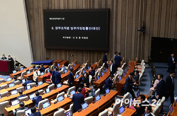 25일 서울 여의도 국회에서 열린 제429회국회(정기회) 제9차 본회의에서 박수민 국민의힘 의원이 정부조직법 일부개정법률안(대안)에 대한 무제한 토론(필리버스터)을 하고 있다. [사진=정소희 기자]