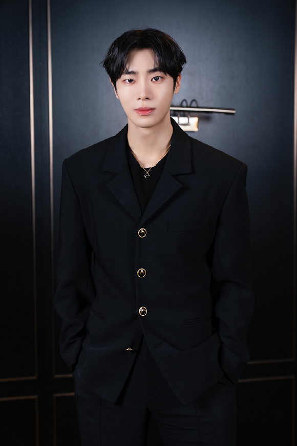 배우 추영우가 영화 '오늘 밤, 세계에서 이 사랑이 사라진다 해도' 인터뷰에 앞서 포즈를 취하고 있다. [사진=(주)바이포엠스튜디오]