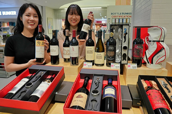 보틀벙커 잠실점에서 주류 선물세트를 홍보하고 있는 주류부문 상품기획자들. [사진=롯데마트]