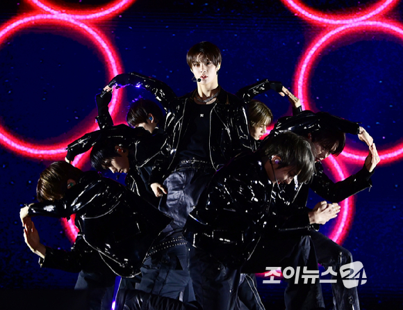 그룹 누에라가 26일 오후 서울 한남동 블루스퀘어에서 열린 누에라(NouerA) 'Chapter: New is Now' 데뷔 쇼케이스에 참석해 타이틀곡 'N.I.N(New is Now)' 무대를 선보이고 있다. [사진=정소희 기자]