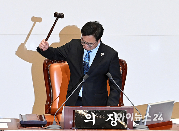 우원식 국회의장은 8일 서울 여의도 국회에서 열린 본회의에서 국민의힘이 헌법 개정안에 대해 무제한토론(필리버스터)를 신청하자 헌법 개정안을 본회의에 상정하지 않고 산회를 선언하고 있다. [사진=곽영래 기자]