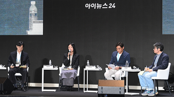 종합경제미디어 아이뉴스24의 대표 지식 컨퍼런스 '아이포럼 2026'이 22일 서울 용산구 서울드래곤시티 한라홀에서 'AI 패권 전쟁, 새로운 질서: AI 3대 강국, 대한민국의 현재와 미래'를 주제로 열린 가운데 좌장을 맡은 박수한 광운대학교 로봇학부 교수가 진하영 리얼월드(RLWRLD) 사업개발 이사, 이시행 LG AI연구원, 황정훈 한국전자기술연구원 지능로보틱스연구센터 센터장과 토론을 하고 있다. [사진=곽영래 기자]