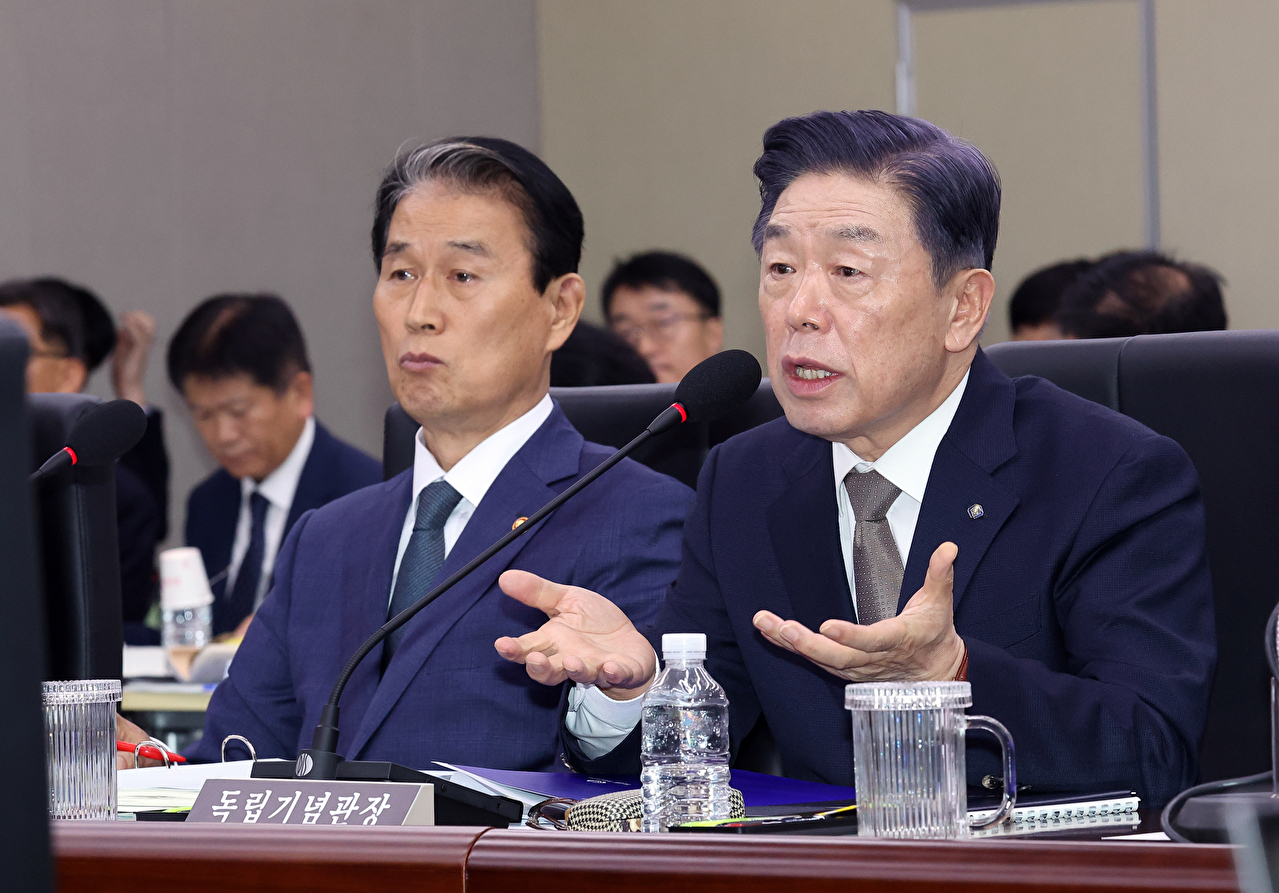김형석 독립기념관장이 16일 정부세종청사에서 열린 국회 정무위원회의 국가보훈부에 대한 국정감사에서 여야 위원들의 질의에 답하고 있다. 왼쪽은 권오을 국가보훈부 장관, 2025.10.16 [사진=연합뉴스]