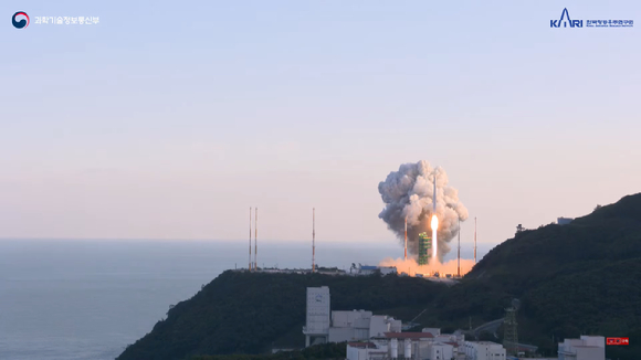 고흥 나로우주센터에서 21일 오후 5시 발사된 누리호가 하늘로 날아오르고 있다. [사진=한국항공우주연구원]