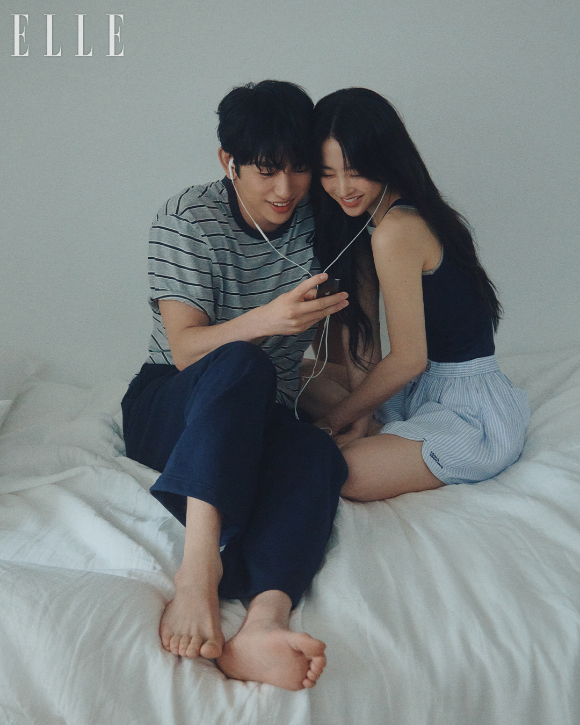 배우 박보영, 박진영이 화보 촬영에서 포즈를 취하고 있다. [사진=엘르]