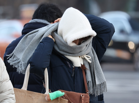 강추위 날씨가 이어진 가운데 서울 종로구 광화문광장 인근에서 한 시민이 방한용품을 착용하고 있다. [사진=연합뉴스]
