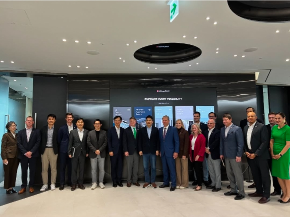 브라이언 켐프(가운데) 미국 조지아 주지사가 24일 서울 종로구 SK서린빌딩 로비에 들어서고 있다. [사진=SK온]