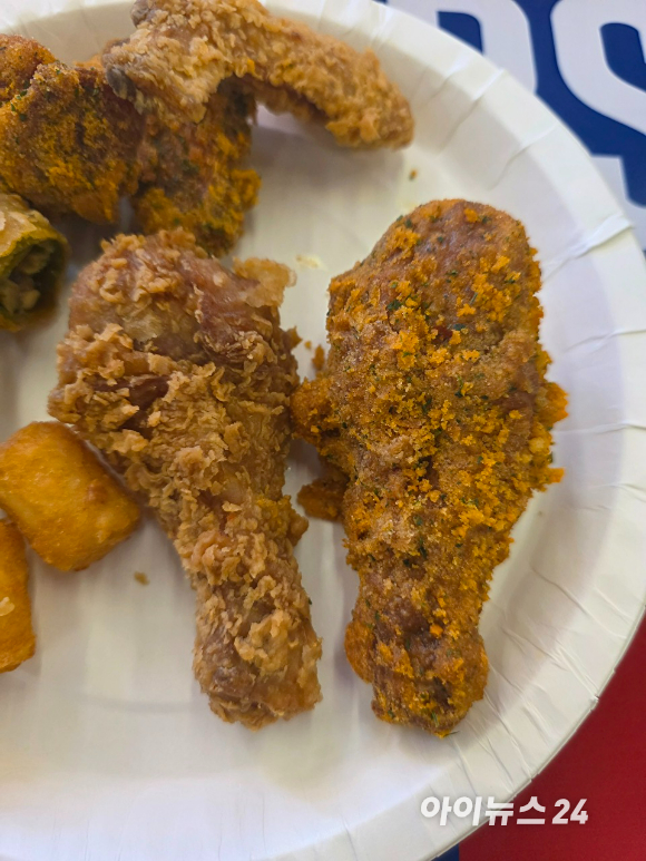 세계식문화과학기술원 장낙훈 상품개발팀장이 22일 서울 BBQ 청계광장점에서 기자들과 만나 '뿜치킹'의 개발 과정에 대해 설명하고 있다. [사진=구서윤 기자]