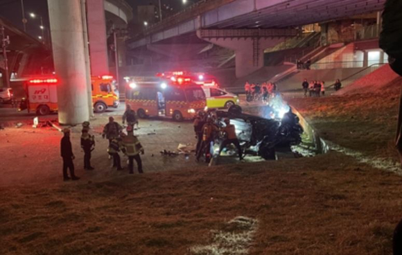 서울 반포대교에서 추락한 포르쉐 차량 운전자가 마약 혐의로 경찰에 붙잡혔다. 본 기사와 무관한 이미지. [사진=독자 제공, 연합뉴스]