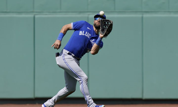 MLB 토론토가 리그내 정상급 외야 수비 실력을 자랑하는 케빈 키어마이어와 1년 재계약했다. [사진=뉴시스]