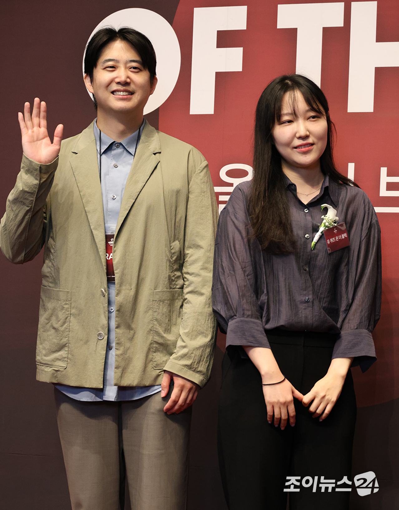 예능프로그램 '유 퀴즈 온 더 블럭' 허강석 PD, 김지영 PD가 1일 오전 서울 중구 신라호텔에서 진행된 '2026 올해의 브랜드 대상' 포토월 행사에 참석해 포즈를 취하고 있다. [사진=문수지 기자]