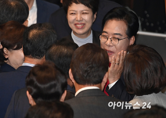 송언석 국민의힘 원내대표가 10일 서울 여의도 국회 본회의에서 교섭단체 대표 연설을 마친 뒤 동료 의원들과 인사를 하고 있다. [사진=곽영래 기자]