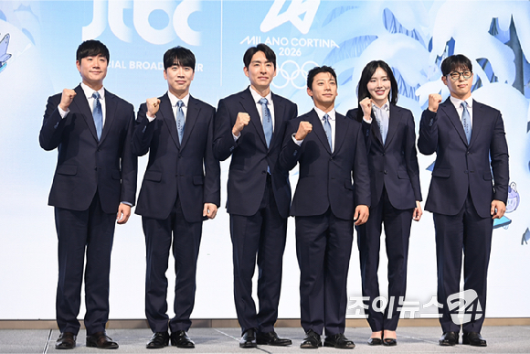 배성재 아나운서, 성승헌 캐스터, 이승훈, 곽윤기, 김아랑, 윤성빈 해설위원이 14일 서울 여의도 페어몬트 앰배서더 서울에서 열린 JTBC '2026 밀라노 코르티나 동계올림픽' 기자간담회에서 포즈를 취하고 있다. [사진=곽영래 기자]