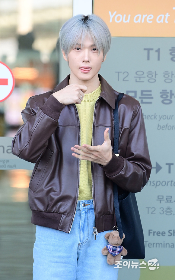 그룹 엔시티 드림(NCT DREAM) 지성이 20일 해외 일정 참석 차 인천국제공항을 통해 출국하고 있다. [사진=정소희 기자]