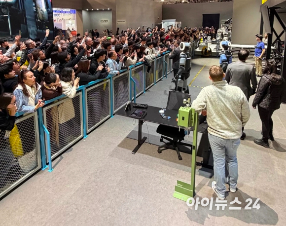 미국 라스베이거스에서 열린 CES 2026 공식 개막 하루 전인 5일(현지시간) '현대차그룹 미디어데이' 행사에서 아틀라스가 차세대 '뉴 아틀라스'를 소개하는 장면. [사진=박지은 기자]