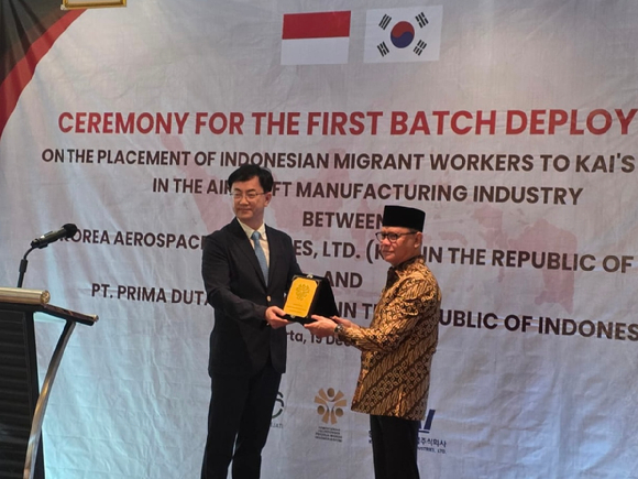 이용기 KAI 상생협력실 실장(왼쪽)과 무크타르딘 인니 이주노동자보호장관이 'KAI&nbsp;협력사 해외 인력양성 아카데미' 수료생의 첫 송출식을 진행하고 있다. [사진=KAI]