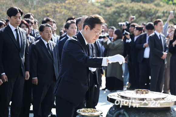 더불어민주당 이재명 대선후보가 28일 오전 서울 동작구 국립 서울현충원 현충탑에서 참배하고 있다. [사진=곽영래 기자]
