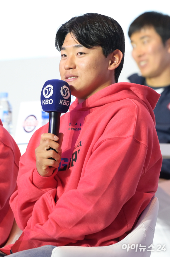 30일 오후 서울 한남동 그랜드하얏트서울 그랜드볼룸에서 열린 2023 KBO 미디어데이에 KIA 김도영이 참석해 인터뷰를 하고 있다. [사진=정소희 기자]