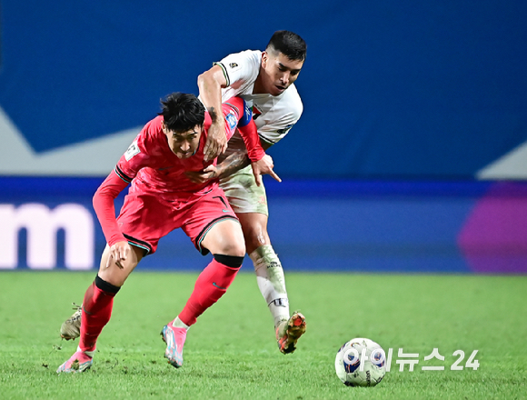 손흥민이 5일 오후 서울월드컵경기장에서 열린 대한민국과 팔레스타인과 2026 FIFA 북중미 월드컵 아시아 지역 3차 예선 1차전에서 드리블을 하고 있다. [사진=곽영래 기자]