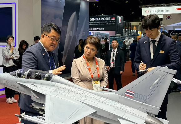 Katherine B. Lingan 필리핀 국방부 정책차관(가운데)이 KAI 부스를 방문해 전시 기종을 살펴보고 있다. [사진=KAI]