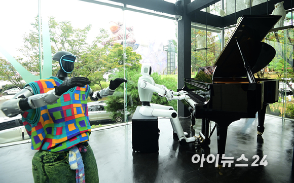 21일 오후 서울 강동구 고덕동에 위치한 로봇복합문화공간 'GALAXY ROBOT PARK'(갤럭시 로봇 파크) 그랜드 오픈 기자간담회가 열렸다. 피아노 치는 로봇의 모습. [사진=정소희 기자]