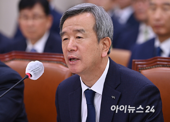 정기환 한국마사회 회장이 24일 서울 여의도 국회 농림축산식품해양수산위원회에서 열린 국정감사에서 질의에 답변하고 있다. [사진=곽영래 기자]