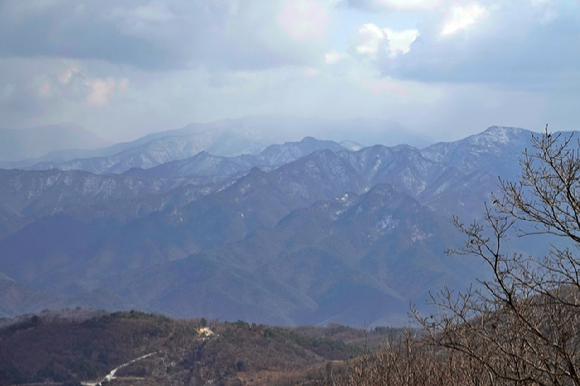 팔각정에서 바라본 겹겹한 산 [사진=박성기]