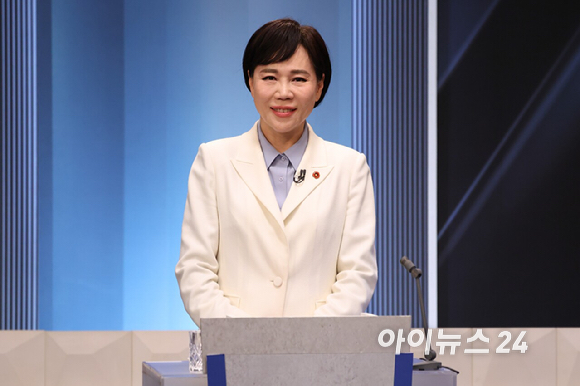 더불어민주당 전현희, 정원오, 박주민 서울시장 예비후보가 3일 서울 여의도 KBS 스튜디오에서 열린 더불어민주당 서울시장 본경선 후보자 2차 합동토론회에서 토론을 준비하고 있다. [사진=국회사진기자단]