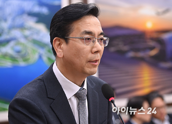 이한우 현대건설 대표이사가 20일 서울 여의도 국회 국토교통위원회에서 열린 GTX-A 삼성역 공사 현장 철근 누락 관련 현안 질의에서 의원 질의에 답변하고 있다. [사진=곽영래 기자]