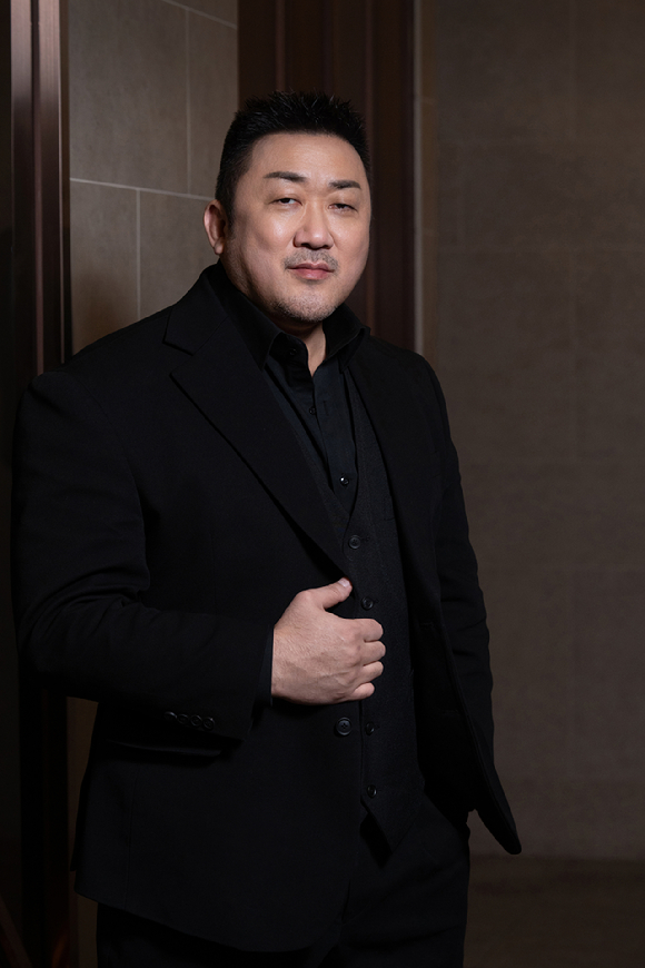 배우 마동석이 영화 '거룩한 밤: 데몬 헌터스' 인터뷰에 앞서 포즈를 취하고 있다. [사진=롯데엔터테인먼트]