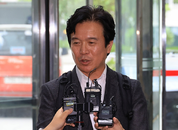 김영훈 고용노동부 장관 후보자가 24일 인사청문회 준비 사무실이 위치한 서울 중구 서울지방고용노동청으로 들어서며 기자의 질문에 답하고 있다 . 2025.6.24 [사진=연합뉴스]