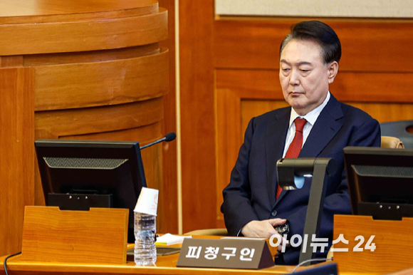 윤석열 대통령이 11일 오전 서울 종로구 헌법재판소에서 열린 윤석열 대통령 탄핵 심판 7차 변론기일에 출석하고 있다. [사진=사진공동취재단]