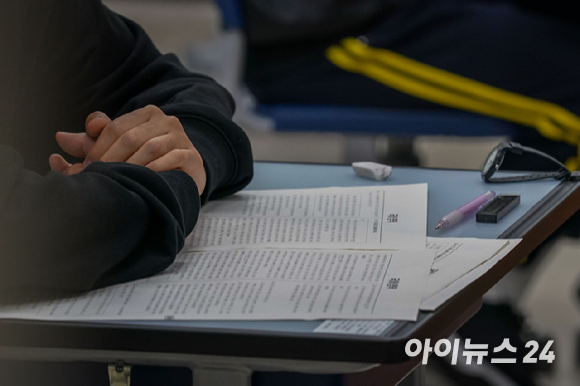 2025학년도 대학수학능력시험일이었던 지난해 11월 14일, 서울 종로구 경복고등학교에서 수험생들이 시험 시작을 기다리고 있다. [사진=사진공동취재단]