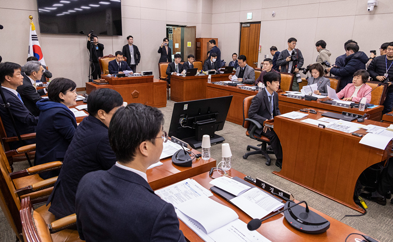 국회 법제사법위원회 법안심사제1소위원회장인 더불어민주당 김용민 의원이 8일 국회에서 열린 소위 회의에서 안건을 설명하고 있다. 2025.12.8 [사진=연합뉴스]