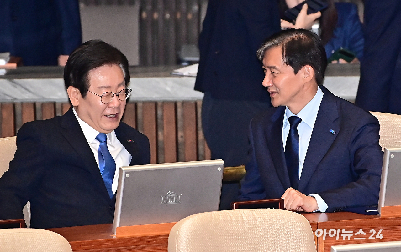 이재명 더불어민주당 대표와 조국 조국혁신당 대표가 2024년 9월 2일 오후 서울 여의도 국회 본회의장에서 열린 국회 개원식 겸 제418회 국회(정기회) 개회식에서 대화를 하고 있다. [사진=곽영래 기자]