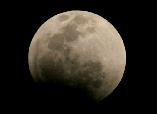 2021년 11월 19일 저녁 6시쯤 부분월식이 일어났는데 달의 97%가 가려져 사실상 개기월식과 다름 없었다. '붉은 달'도 볼 수 있었다. [사진=천문연]