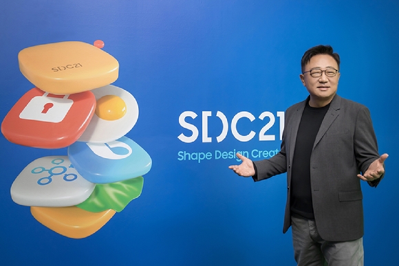 26일(미국 시간) 온라인으로 개최된 '삼성 개발자 콘퍼런스 2021'에서 삼성전자 고동진 대표이사 사장이 기조연설을 하고 있다. [사진=삼성전자]